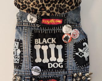 Giacca da battaglia punk rock in denim personalizzata per cani con toppe e borchie a tema canino