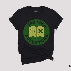 Finde dein Abenteuer T-Shirt - Minimales Entdecker-Grafik-T-Shirt für Wanderer, Camper und Naturliebhaber, die der Karte zu neuen Entdeckungen folgen