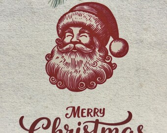 Può includere: Un design natalizio festivo con un'illustrazione rossa di Babbo Natale con barba lunga e cappello. Le parole "MERRY Christmas" sono scritte in un carattere decorativo sotto l'illustrazione di Babbo Natale, con ornamenti natalizi e un albero. Rami di pino verdi in alto.