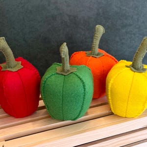 Pimientos de fieltro – Comida de juguete para cocinita / Juguete Montessori