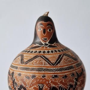 Hand Carved Peruvian Gourd Rattle – Vintage Storytelling Folk Art, Latin American Decorative Collectible, Rustic Musical Shaker