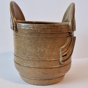 Peut inclure: Ensemble de trois bols gigognes en céramique, bleus, verts et blancs. Les bols présentent un glaçage moucheté et un design simple et moderne. Le plus grand bol mesure environ 15 cm de diamètre.