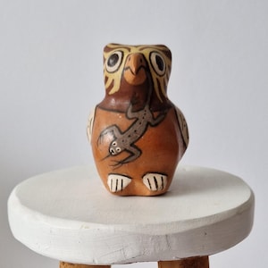 Figura peruana de búho vintage