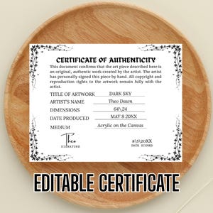 Può includere: Un certificato di autenticità bianco con testo nero, con il titolo "DARK SKY" e l'artista "Theo Dawn". Le dimensioni sono indicate come 64 x 24. Il certificato si trova su un piatto di legno con le parole "EDITABLE CERTIFICATE" in basso.