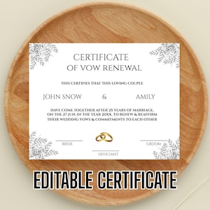 以下が含まれることがあります： 誓いの更新のための白い証明書。テキストと銀色の花の装飾が施されています。証明書には、名前、日付、署名のためのスペースがあり、下部に「EDITABLE CERTIFICATE」という言葉があります。証明書は木製のプレートにあります。
