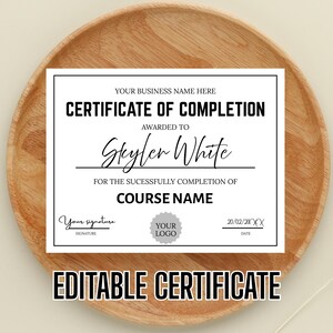 Pode incluir: Um certificado branco com texto preto, incluindo as palavras "CERTIFICATE OF COMPLETION" e "Skyler White". O certificado está em um prato de madeira. As palavras "EDITABLE CERTIFICATE" estão na parte inferior.