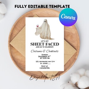 Może przedstawiać: Zaproszenie na Halloween z ilustracją ducha trzymającego kieliszek wina. Na karcie widnieje napis "Let's Get Sheet Faced" i zawiera szczegóły wydarzenia: Kostiumy i koktajle, data, godzina i informacje RSVP. Projekt umieszczono na drewnianej tacy.
