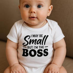 Baby Body mit Spruch – I may be small but I&#39;m the Boss – Lustiger Strampler, Geschenk zur Geburt, Taufe oder Baby Shower