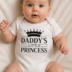 Baby Body mit Spruch – Daddy’s Little Princess – Süßer Strampler, Geschenk für Mädchen, Geburt, Taufe oder Baby Shower
