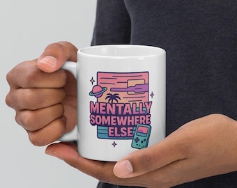Taza nostálgica de cerámica blanca brillante con degradado pastel "MENTALLY SOMEWHERE ELSE" - Regalo original