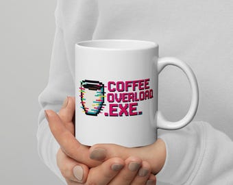 Taza Coffee Overload .EXE – Taza de café con pixel art y fallos – Regalo divertido para gamers adictos a la cafeína – Taza de cerámica retro – Estética nerd