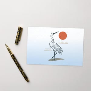 Impresión de postal de grulla japonesa: arte minimalista de aves con sol rojo, diseño tranquilo inspirado en el wabi-sabi