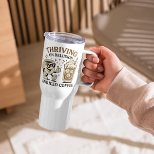 Taza de viaje "Thriving on Delusion" / Taza retro de café helado con dibujos animados / Regalo divertido con cafeína / Vaso de acero inoxidable para adictos al café