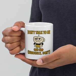Taza "No me hables" / Divertido dibujo animado de Cuphead con cara de gruñón / Taza de café vintage con cara enojada / Cerámica brillante de doble cara, regalo para las mañanas