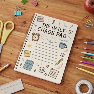 Peut inclure: Un bloc-notes à spirales intitulé "THE DAILY CHAOS PAD" avec une mise en page de liste de tâches. Le bloc-notes présente des gribouillis colorés, dont un réveil, une tasse à café et un crayon. L'image comprend également des crayons, des trombones et une règle.