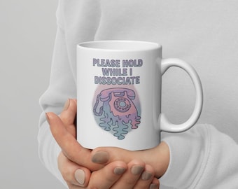 Taza nostálgica de cerámica blanca brillante con degradado pastel "Por favor, agárrame mientras me disocio" - Regalo original