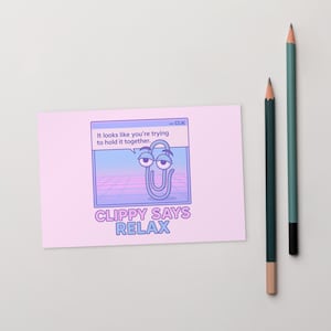 Carte postale Clippy dit de se détendre – impression d'humour de bureau rose Vaporwave, art nostalgique tech des années 90, rappel drôle de santé mentale