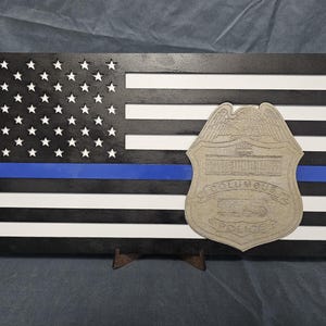 Dünne amerikanische Flagge mit blauer Linie und Polizeimarke – Columbus Ohio – Handgefertigtes Wanddekor aus Holz