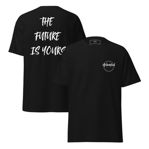 Puede incluir: Camisetas negras con texto blanco. Una camiseta muestra "THE FUTURE IS YOURS" en la espalda. La parte delantera de la otra camiseta tiene un logotipo circular con la palabra "Unleashed" en su interior. Ambas camisetas tienen una pequeña etiqueta cerca del cuello.