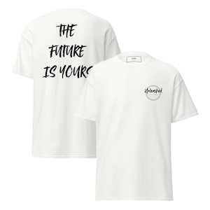 Puede incluir: Dos camisetas blancas. Una camiseta tiene el texto "THE FUTURE IS YOURS" en negro en la espalda. La otra camiseta tiene un logotipo circular con el texto "Unleashed Projects" en negro en la parte delantera.