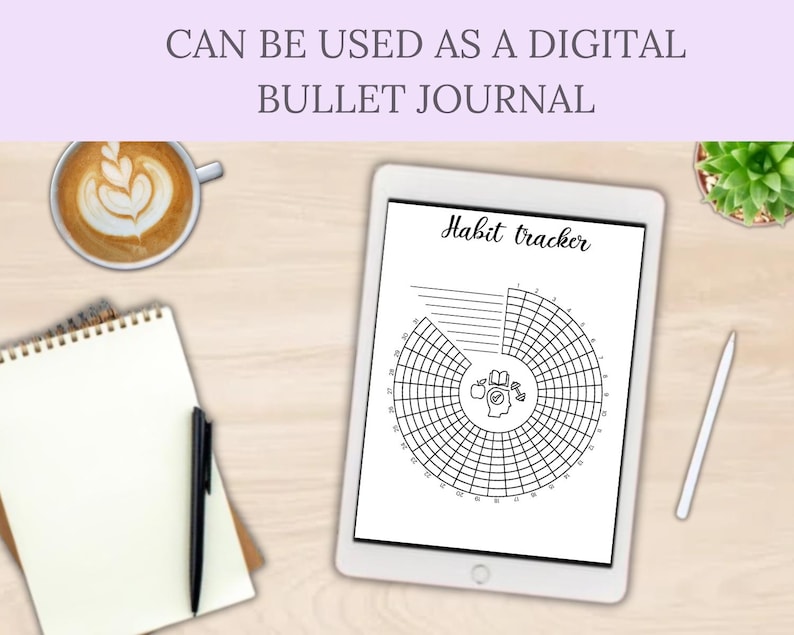 Op de afbeelding: Een digitaal bullet journal-ontwerp op een tablet, met een gewoonte-tracker-ontwerp en de tekst "Habit tracker". Een kopje koffie met latte art, een notitieblok, een pen, een stylus en een kleine vetplant zijn ook zichtbaar.