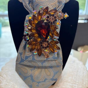 Krawattennadel - Statement Accessoire - Upcycling Krawatte mit Brosche | Einzigartiger handgemachter Schmuck