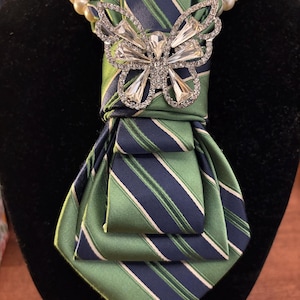 Krawattennadel - Statement Accessoire - Upcycling Krawatte mit Brosche | Einzigartiger handgemachter Schmuck