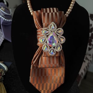 Krawattennadel - Statement Accessoire - Upcycling Krawatte mit Brosche | Einzigartiger handgemachter Schmuck