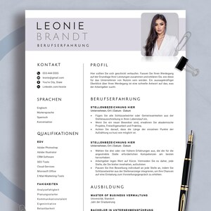 Puede incluir: Una plantilla de currículum vitae con el nombre "LEONIE BRANDT" en la parte superior, una foto de perfil y secciones para información de contacto, idiomas, cualificaciones y experiencia laboral. Un bolígrafo y clips de papel están al lado.