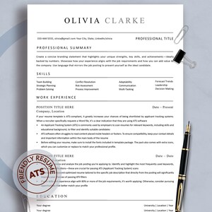 Könnte beinhalten: Eine Lebenslaufvorlage mit dem Namen "Olivia Clarke" oben. Das Dokument enthält Abschnitte für eine professionelle Zusammenfassung, Fähigkeiten, Berufserfahrung und Ausbildung. Ein Stift und Büroklammern befinden sich an der Seite.