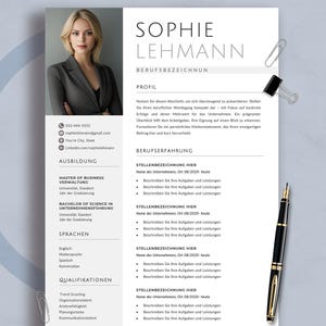 Könnte beinhalten: Eine professionelle Lebenslaufvorlage mit einem Kopfbild einer Frau in einem grauen Blazer. Der Lebenslauf enthält Abschnitte für Ausbildung, Erfahrung und Fähigkeiten. Ein schwarzer Stift und Büroklammern liegen auf weißem Hintergrund.
