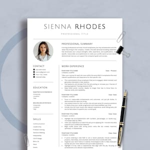 以下が含まれることがあります： 上部に「SIENNA RHODES」という名前が入った履歴書のテンプレート。履歴書には、職務要約、職務経験、学歴、スキルなどのセクションが含まれています。女性の写真が左上にあります。黒いペンとペーパークリップが右側にあります。