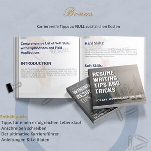K&ouml;nnte beinhalten: Ein offenes Buch mit Text &uuml;ber Soft Skills und Tipps zum Verfassen von Lebensl&auml;ufen. Zwei kleine B&uuml;cher mit dem Titel "Resume Writing Tips and Tricks" und "Winning Resume Tips" liegen neben dem offenen Buch. Das Bild enth&auml;lt auch B&uuml;roklammern.