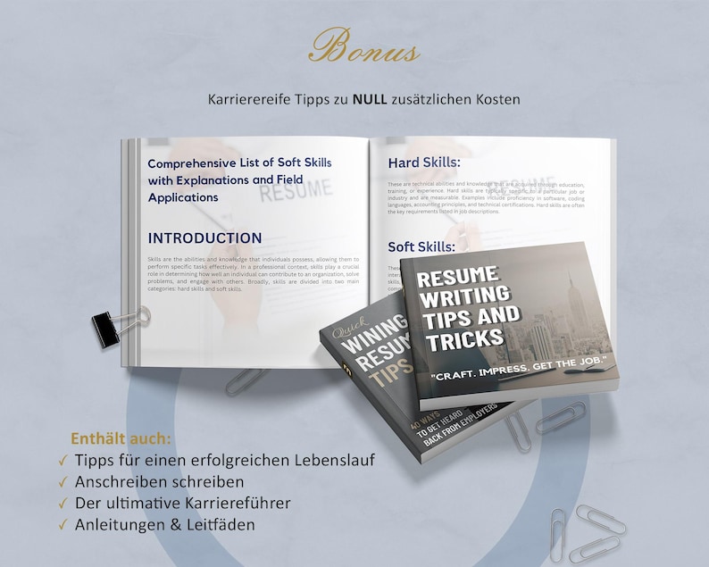 K&ouml;nnte beinhalten: Ein offenes Buch mit Text &uuml;ber Soft Skills und Tipps zum Verfassen von Lebensl&auml;ufen. Zwei kleine B&uuml;cher mit dem Titel "Resume Writing Tips and Tricks" und "Winning Resume Tips" liegen neben dem offenen Buch. Das Bild enth&auml;lt auch B&uuml;roklammern.