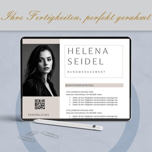 Puede incluir: Una tableta digital que muestra un curr&iacute;culum vitae con el nombre "Helena Seidel" y el t&iacute;tulo "B&uuml;romanagement". El curr&iacute;culum incluye secciones para la experiencia laboral y la informaci&oacute;n personal, junto con un c&oacute;digo QR. El texto "Ihre Fertigkeiten, perfekt gerahmt" est&aacute; en la parte superior.