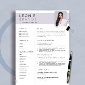 Puede incluir: Una plantilla de currículum vitae con el nombre "LEONIE BRANDT" en la parte superior, una foto de perfil y secciones para información de contacto, idiomas, cualificaciones y experiencia laboral. Un bolígrafo y clips de papel están al lado.