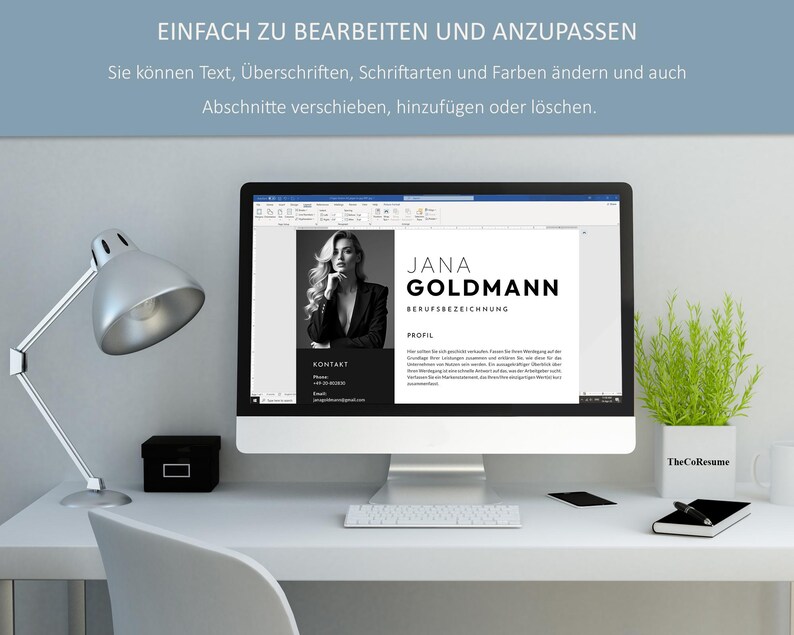 K&ouml;nnte beinhalten: Ein Computermonitor zeigt eine Lebenslaufvorlage mit dem Namen "JANA GOLDMANN" in fetter Schrift. Der Bildschirm zeigt auch den Text "EINFACH ZU BEARBEITEN UND ANZUPASSEN". Eine silberne Schreibtischlampe, eine kleine schwarze Box und eine Pflanze stehen auf dem wei&szlig;en Schreibtisch.