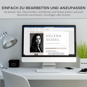 Puede incluir: Un monitor de ordenador muestra una plantilla de curr&iacute;culum con el nombre "Helena Seidel" y el t&iacute;tulo "B&uuml;romanagement". El texto "Einfach zu bearbeiten und anzupassen" est&aacute; en la parte superior. Tambi&eacute;n se ven una l&aacute;mpara de escritorio, una peque&ntilde;a caja negra y una planta.