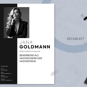 K&ouml;nnte beinhalten: Eine schwarz-wei&szlig;e Lebenslaufvorlage mit einem Foto einer Frau in einem Blazer. Der Lebenslauf enth&auml;lt den Namen "Jana Goldmann", Kontaktdaten und den Text "DECKBLATT". Der Hintergrund ist hellblau mit B&uuml;romaterial.