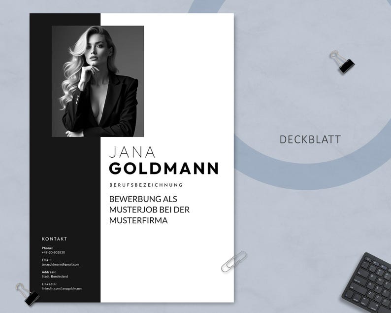 K&ouml;nnte beinhalten: Eine schwarz-wei&szlig;e Lebenslaufvorlage mit einem Foto einer Frau in einem Blazer. Der Lebenslauf enth&auml;lt den Namen "Jana Goldmann", Kontaktdaten und den Text "DECKBLATT". Der Hintergrund ist hellblau mit B&uuml;romaterial.
