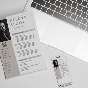 Puede incluir: Un curr&iacute;culum vitae y un smartphone que muestra un curr&iacute;culum vitae se colocan sobre una superficie blanca junto a un port&aacute;til. El curr&iacute;culum incluye una foto de perfil, informaci&oacute;n de contacto y detalles de experiencia laboral. El smartphone refleja el dise&ntilde;o del curr&iacute;culum.