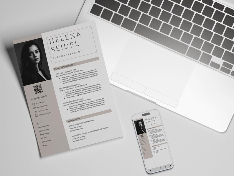 Puede incluir: Un curr&iacute;culum vitae y un smartphone que muestra un curr&iacute;culum vitae se colocan sobre una superficie blanca junto a un port&aacute;til. El curr&iacute;culum incluye una foto de perfil, informaci&oacute;n de contacto y detalles de experiencia laboral. El smartphone refleja el dise&ntilde;o del curr&iacute;culum.
