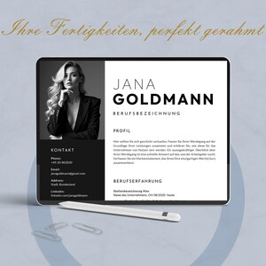 K&ouml;nnte beinhalten: Ein digitales Tablet, das eine Lebenslaufvorlage mit dem Namen "Jana Goldmann" in einem modernen, minimalistischen Design anzeigt. Der Lebenslauf enth&auml;lt Abschnitte f&uuml;r Kontaktinformationen, Profil und Berufserfahrung. Ein Stift und B&uuml;roklammern befinden sich im Vordergrund.