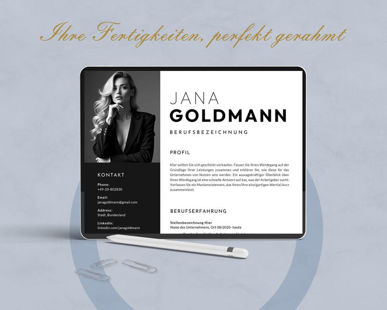 K&ouml;nnte beinhalten: Ein digitales Tablet, das eine Lebenslaufvorlage mit dem Namen "Jana Goldmann" in einem modernen, minimalistischen Design anzeigt. Der Lebenslauf enth&auml;lt Abschnitte f&uuml;r Kontaktinformationen, Profil und Berufserfahrung. Ein Stift und B&uuml;roklammern befinden sich im Vordergrund.
