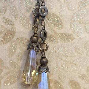 Dije colgante de doble gota estilo vintage con alambre envuelto y tapado, gotas de cristal facetado de gasa de limón suspendidas de la cadena
