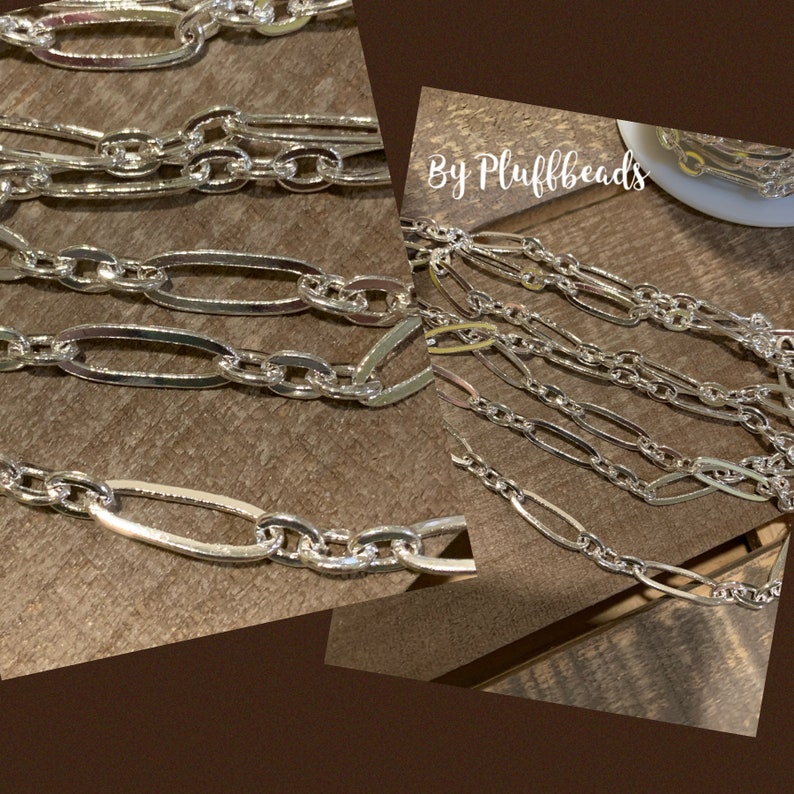 Op de afbeelding: Een close-up van verschillende zilveren ketting schakels. De kettingen zijn gemaakt van ovale schakels en zijn in een gelaagd patroon gerangschikt. De tekst "By Plufffbeads" is zichtbaar in de afbeelding.