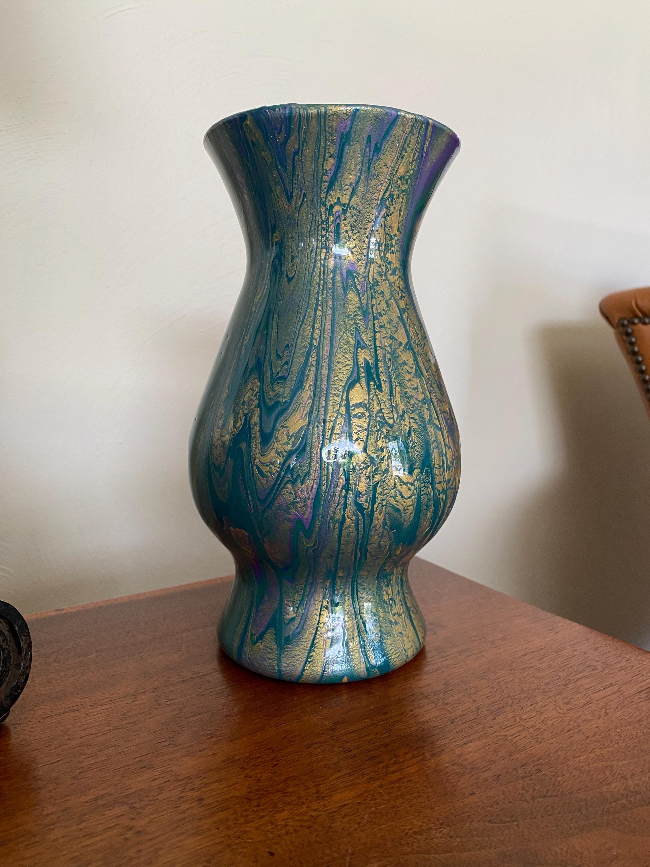 9インチのグリーンとゴールドの芸術的な装飾が施された花瓶。エポキシ
