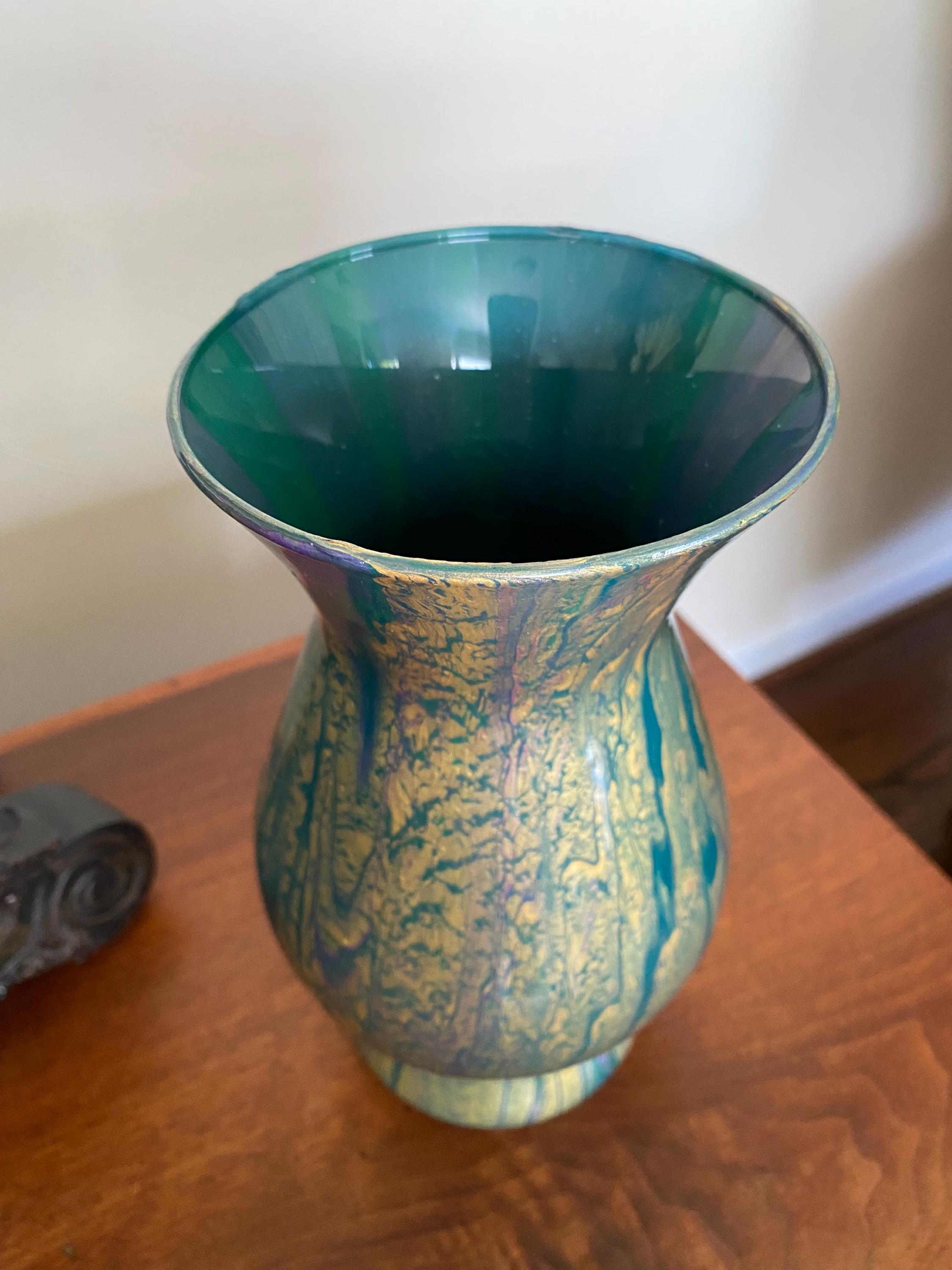 9インチのグリーンとゴールドの芸術的な装飾が施された花瓶。エポキシ
