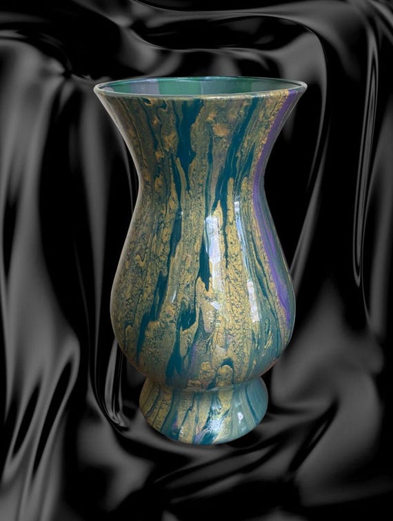 花瓶　グリーン　金粉 9インチのグリーンとゴールドの芸術的な装飾が施された花瓶。エポキシ