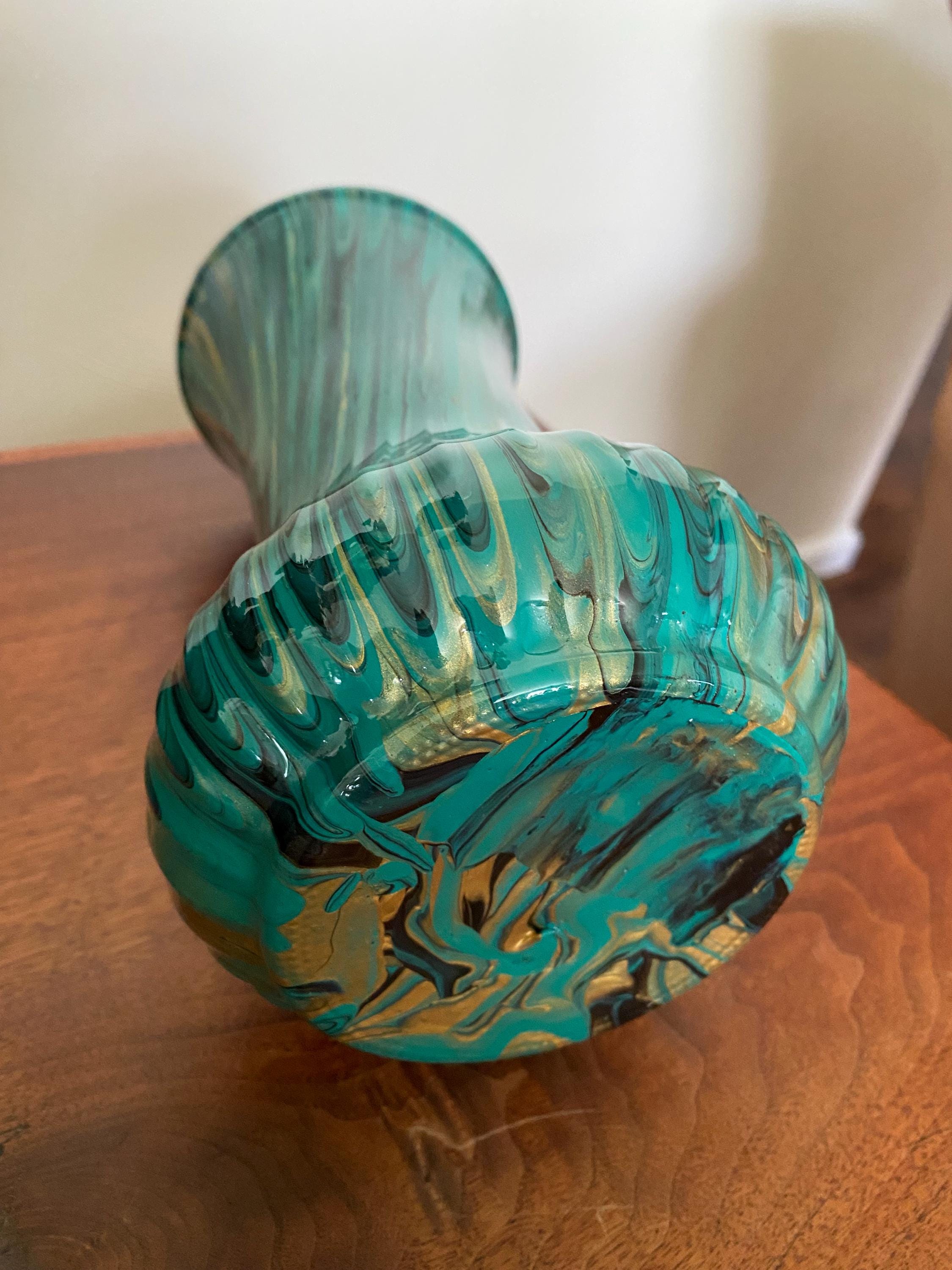 8.5インチのグリーンとゴールドの芸術的な装飾が施された花瓶